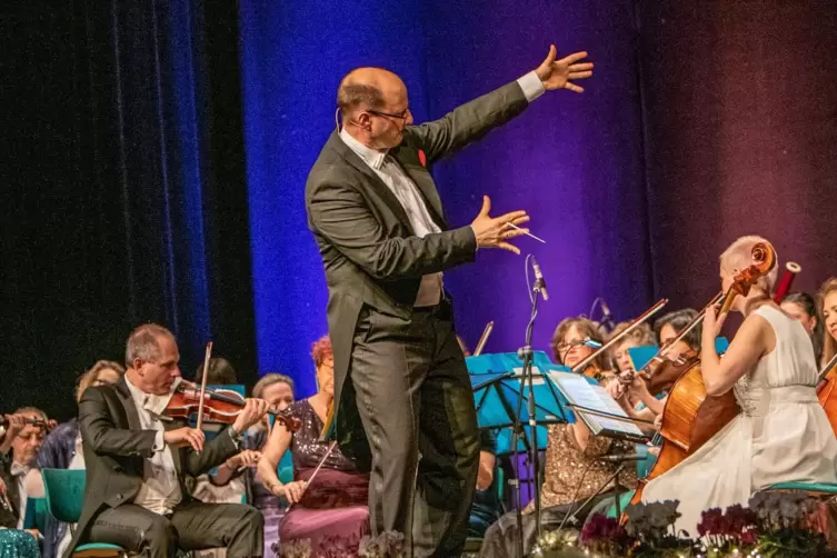 Mit großer Spielfreude am Start: das Johann-Strauß-Orchester Frankfurt unter Leitung von Witholf Werner in Eisenberg.