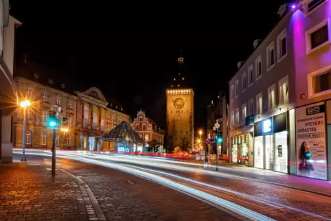 Wer darf hier künftig noch durchfahren: nächtlicher Blick von der Gilgenstraße auf den Postplatz. 