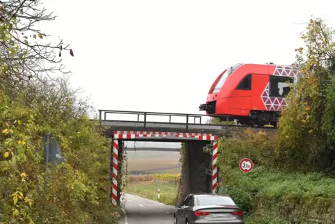 Die Brücke über die K2 beschäftigt die Gemeinde Dackenheim: Das Bauwerk soll aufgeweitet werden. 