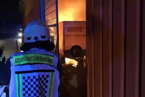 Löscharbeiten auf der Rückseite des Baumarktes.