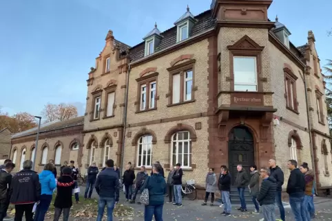 Im Oktober startete der Bauausschuss seine Sitzung am alten Bahnhof. Hinter der früheren Gaststätte sind zwei Neubauten geplant.