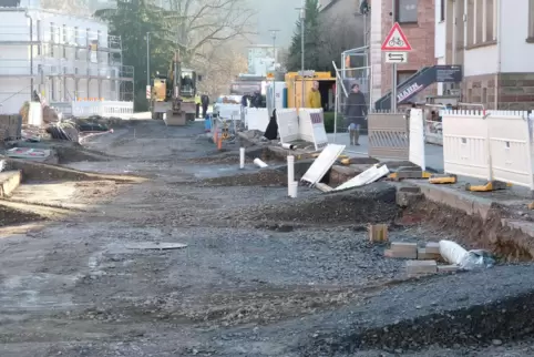 Kaum gesetzt, waren sie schon wieder weg: Randsteine in der Contwiger Bahnhofstraße. 