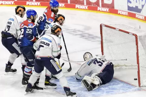 Die Weichen sind gestellt: Adler-Verteidiger Thomas Larkin (hinten) gelingt der Treffer zum 1:0 für die Adler. 