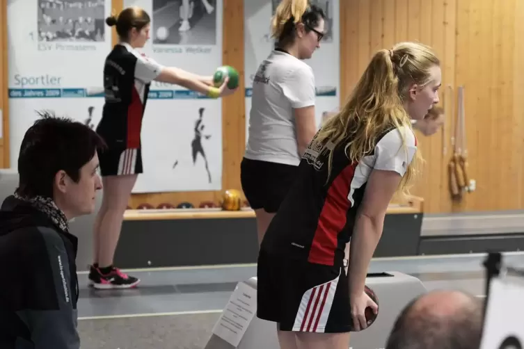 ESV-Spielertrainerin Nicole Winicker (links) beobachtet (von rechts) Marie-Luise Scherer, Erlangens Ex-Nationalspielerin Sandra 