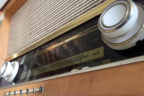 Ein altes Röhrenradio.