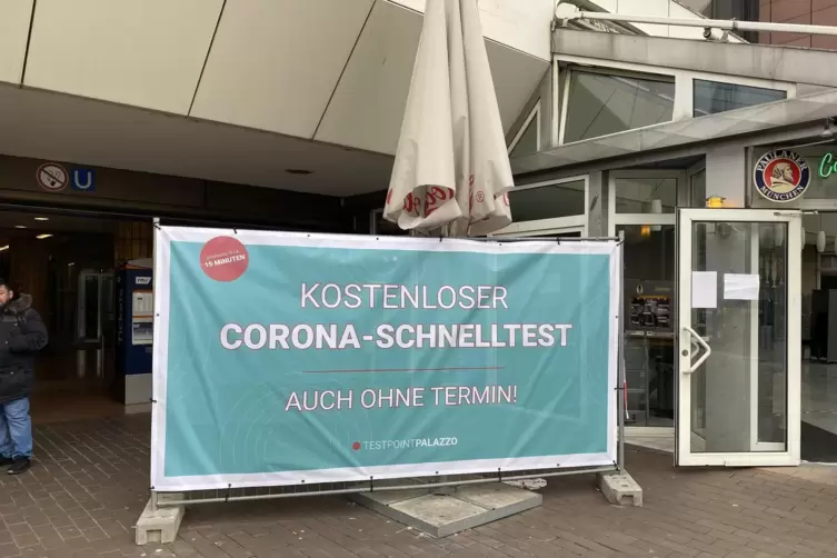Testzentrum in einem ehemaligen Caf&eacute; am Rathaus-Center. 