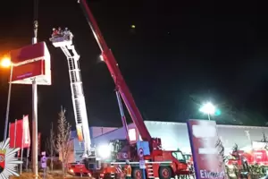 Nicht alltäglicher Einsatz für die Wehr: ein Werbeschild in Schwegenheim löste sich bei einem Sturm und musste gesichert werden.