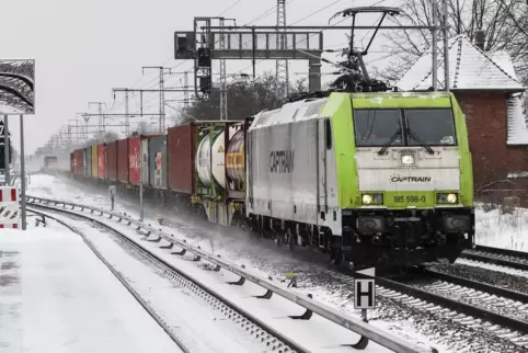 Güterzug bei Winterwetter. 
