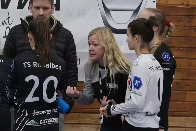 Konnte mit ihrem Team zufrieden sein: TSR-Trainerin Yvonne Schäfer, hier mit Ana Fé Müller (Nummer 20) und Torhüterin Hannah All