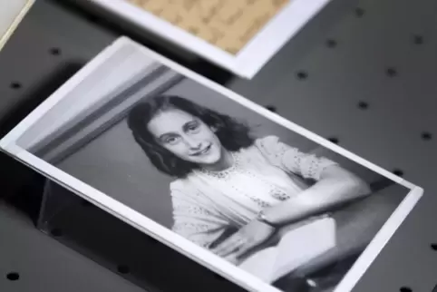 Das jüdische Mädchen Anne Frank, das durch ihre Tagebuchaufzeichnungen im Versteck ihrer Familie in Amsterdam (Niederlande) währ