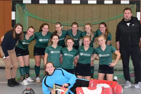  Oberliga-Meister 2022: die weibliche A-Jugend der TG mit (hinten von links) Emily Behrendt, Klara Galijasevic, Laura Hilbert, J
