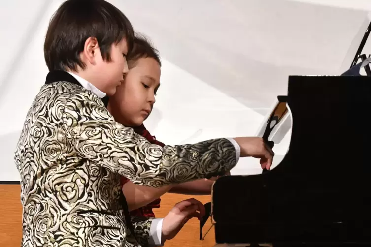  Vierhändig am Klavier: Sophie Elisabeth und Alexander William Wagner spielen Beethoven. 