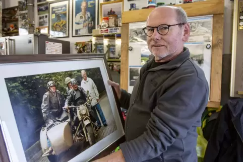 Nach der Suche geht die Freundschaft weiter: Klaus Vogel zeigt ein Foto, das er bei einem Besuch Richard Huddlestons (helle Jack