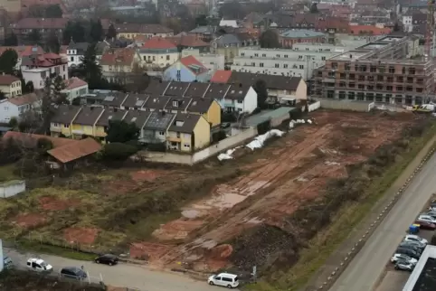 Nachbarn dieses Grundstück in der Paul-von-Denis-Straße fürchten, dass ein großer Neubau sie „erdrückt“. 