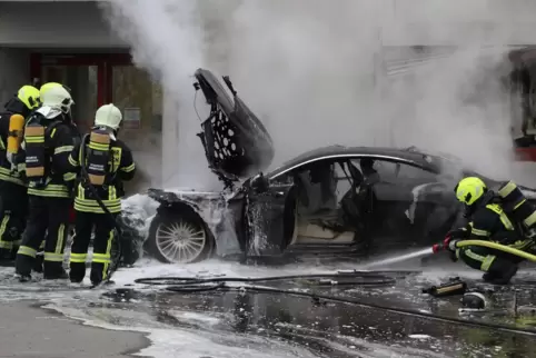 An der Raststätte Langen-Bergheim an der Autobahn 45 ist ein Brand an einer Tankstelle ausgebrochen, zwei Fahrzeuge waren bei de