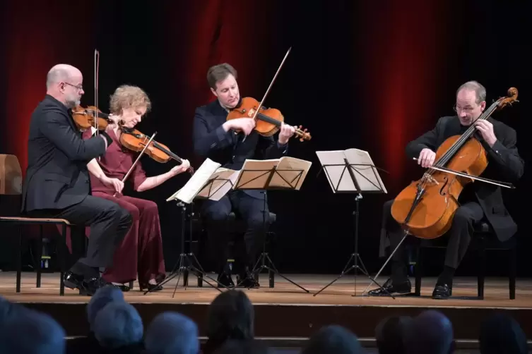 Das Mandelring Quartett (von links: Sebastian Schmidt, Nanette Schmidt, Andreas Willwohl und Bernhard Schmidt) brillierte mit Be