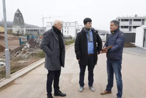 Im Neubaugebiet Pariser Straße: Karl-Heinz Reidenbach mit Lukas und Thomas Knieriemen (von links).