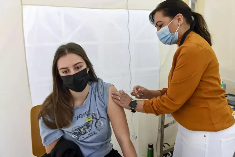 Eine Jugendliche lässt sich in der Impfstelle die Corona-Schutzimpfung geben. 