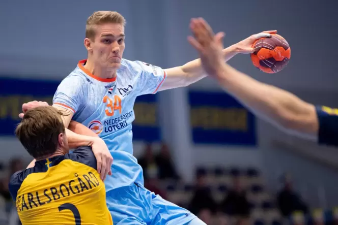 Linkshänder Tom Jansen im Vorbereitungsspiel gegen Schweden. Linkshänder Tom Jansen im Vorbereitungsspiel gegen Schweden.