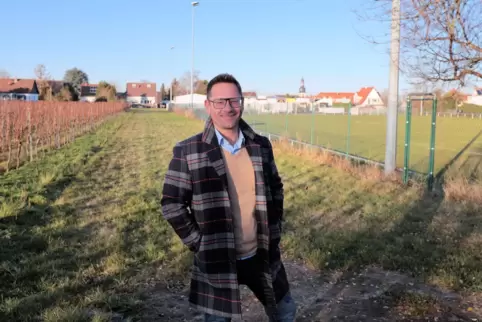 Kay Kronemayer vor dem Gelände, auf dem nach dem Abriss des Sportlerheims ein modernes, multifunktional nutzbares Gebäude für Ve