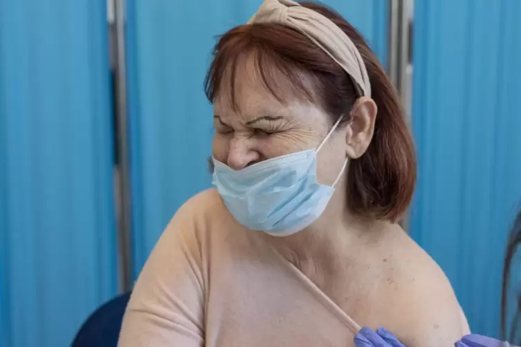 Eine Israelin bekommt ihre vierte Impfung. Erste Studienergebnisse deuten an, dass diese vierte Impfung aber weniger wirksam ist