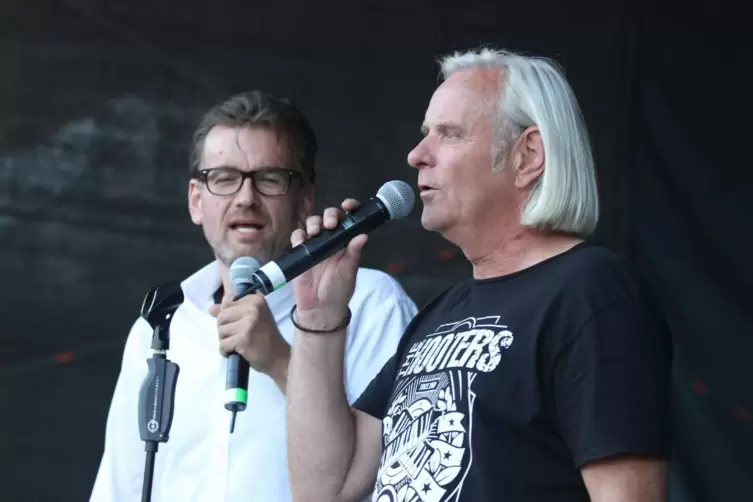  Tobias Ueberschaer (links) und Rainer Klundt organisieren den Burgsommer. 