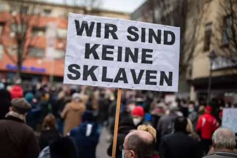 75 Personen gingen am Montag in Ludwigshafen auf die Straße, etwa 150 waren es im Landkreis. Es gab auch Gegendemos. 