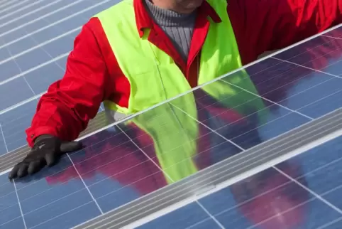 Auch steigende Strompreise machen Fotovoltaikanlagen auf dem eigenen Dach sehr interessant.