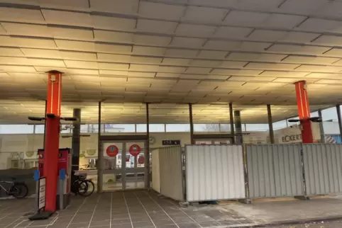 Ende Februar sollen die neuen Bodenplatten am Eingang des Hauptbahnhofs fertig verlegt sein. 