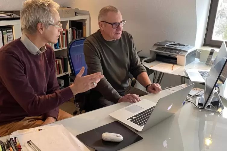 Hans Gareis (rechts) und Partner Michael Wendler im Hambacher B&uuml;ro &ndash; einem von zwei Standorten des neu aufgestellten Verlags .