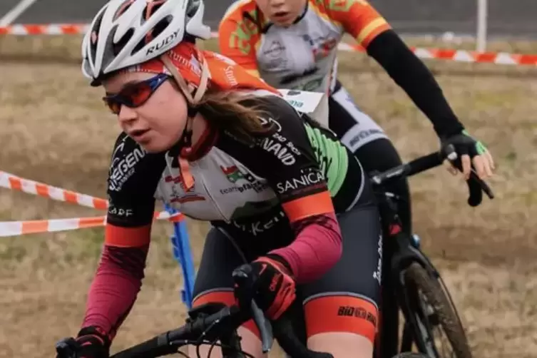 Die talentierte junge Radsportlerin Hanna Hagemann hat in ihrer Altersklasse die Südwestcup-Serie im Cyclocross gewonnen. 