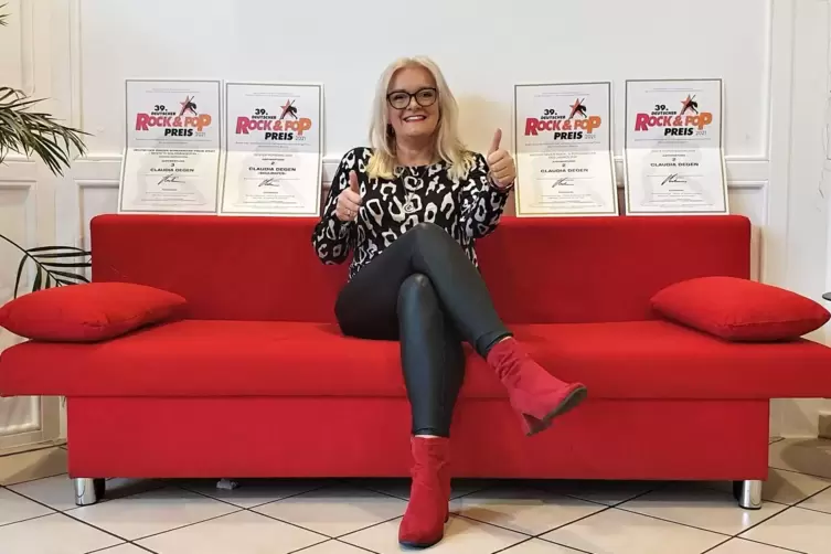 Claudia Degen ist stolz auf die vier Auszeichnungen, die sie für ihren Popsong „Soulmates“ gewonnen hat.