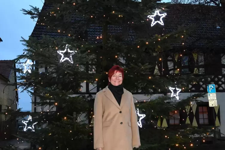 Stolz auf die Leistungen im Testzentrum: Ortsbürgermeisterin Andrea Schmitt (CDU). Mit dem Geld wurde die Weihnachtsbeleuchtung 