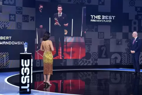 Digitale Gala: Fifa-Präsident Gianni Infantino ehrt den per Video zugeschalteten Robert Lewandowski.