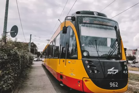 Einige Stadtbahnen werden nachts durch Bussse ersetzt. 