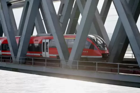 Tagsüber läuft der Verkehr wie üblich. Nachts werden Bahnen durch Busse ersetzt. 