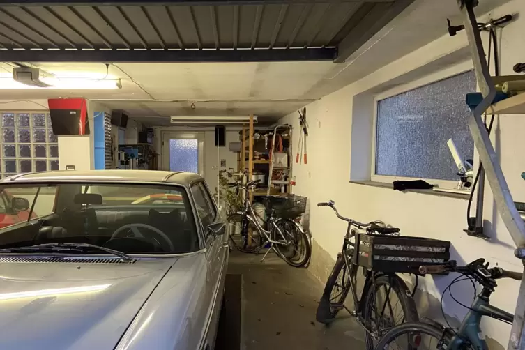 Trotz Fahrrädern noch genügend Raum für den eigentlichen Stellplatz: Von Zweckentfremdung kann man bei dieser Garage in Offenbac