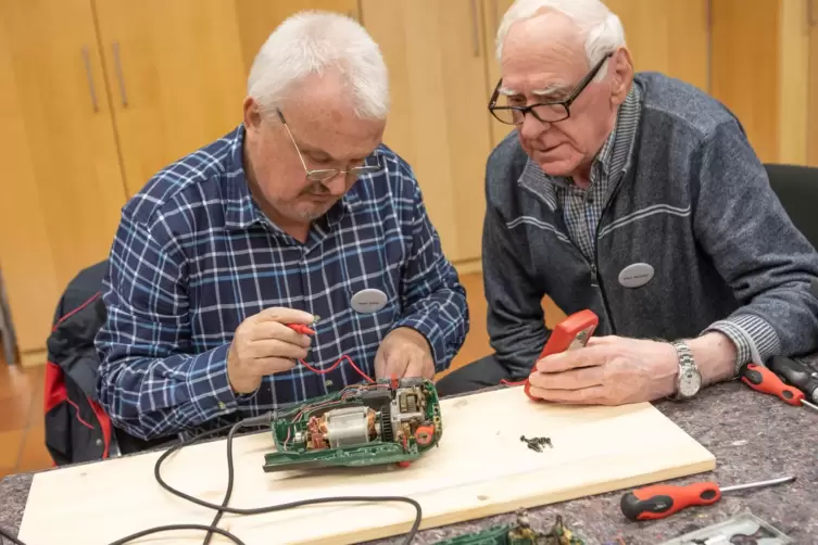 Der Reparaturtreff in Erbach im Januar 2019: Karl Götz (links) und Hans Beutler prüfen die Elektronik des Einschalttasters einer