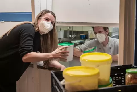 Einmal wöchentlich holt Anja Kuntz im Annweilerer Restaurant Umoya bei Michael Hebel nicht verwendete Lebensmittel ab. 