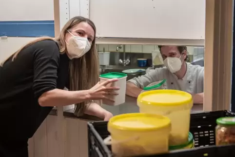 Einmal wöchentlich holt Anja Kuntz im Annweilerer Restaurant Umoya bei Michael Hebel nicht verwendete Lebensmittel ab. 
