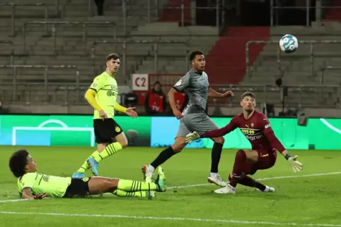 Auch das noch: Dortmunds Axel Witsel (links; am Boden) unterläuft ein Eigentor – 2:0 für den FC St. Pauli.