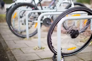 Anlehnungsbedürftig: Fahrradständer. Anlehnungsbedürftig: Fahrradständer.