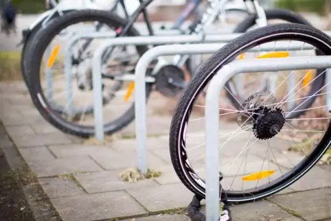 Anlehnungsbedürftig: Fahrradständer. 