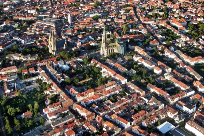 Historische Häuserreihen ohne Vorgärten: Das Straßenbild im Kämmerergebiet (untere Bildhälfte) erschwert die Parksituation. Historische Häuserreihen ohne Vorgärten: Das Straßenbild im Kämmerergebiet (untere Bildhälfte) erschwert die Parksituation.