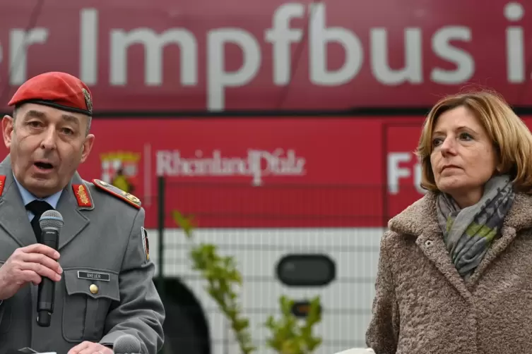 Generalmajor Carsten Breuer, Leiter des Corona-Krisenstabes, und Malu Dreyer (SPD), Ministerpräsidentin von Rheinland-Pfalz, spr