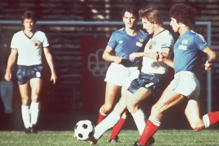 Hans-Jürgen Dörner (2.v.r) stoppt 1976 einen französischen Angriff während des Olympia-Viertelfinalspiels gegen Frankreich. Link