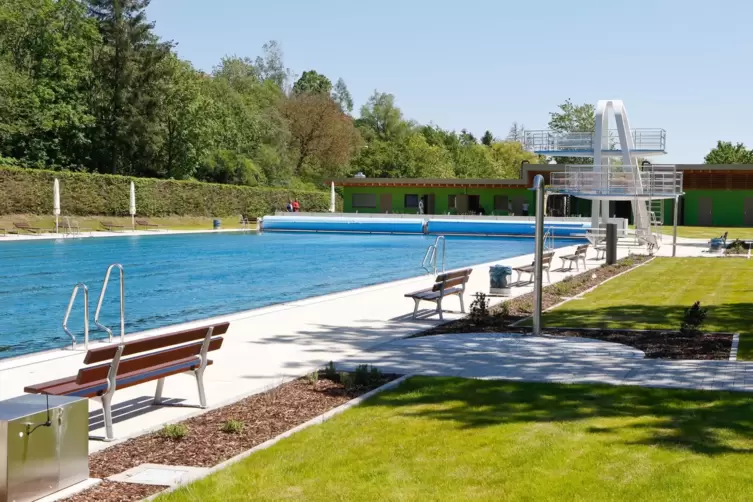 Im Außenbereich des Schwimmbads in Winnweiler werden gerade noch ein Beachvolleyballplatz, eine Tischtennisplatte und eine Rutsc