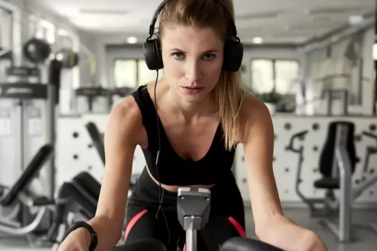 &bdquo;Was auf die Ohren&ldquo; gibt es gerne auch im Fitnessstudio. 
