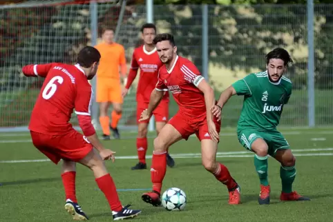 Christoph Scharfenberger (Mitte) war 2017 Kapitän im Verbandsliga-Team des ASV Winnweiler.