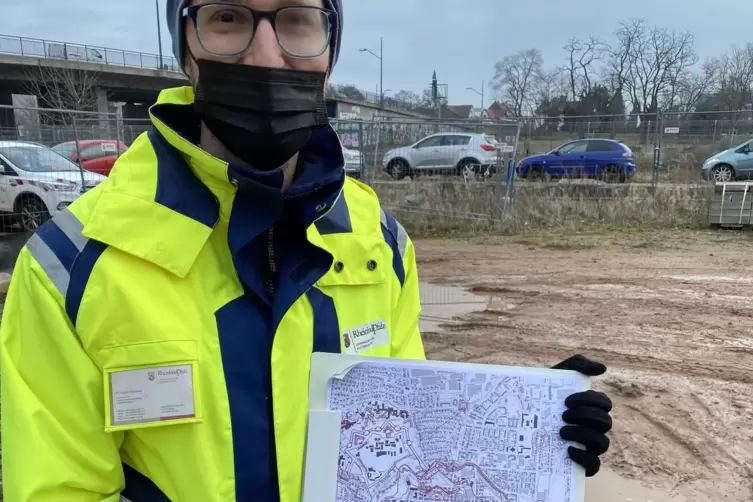 David Hissnauer von der GDKE mit einem Plan der Festung Landau. 